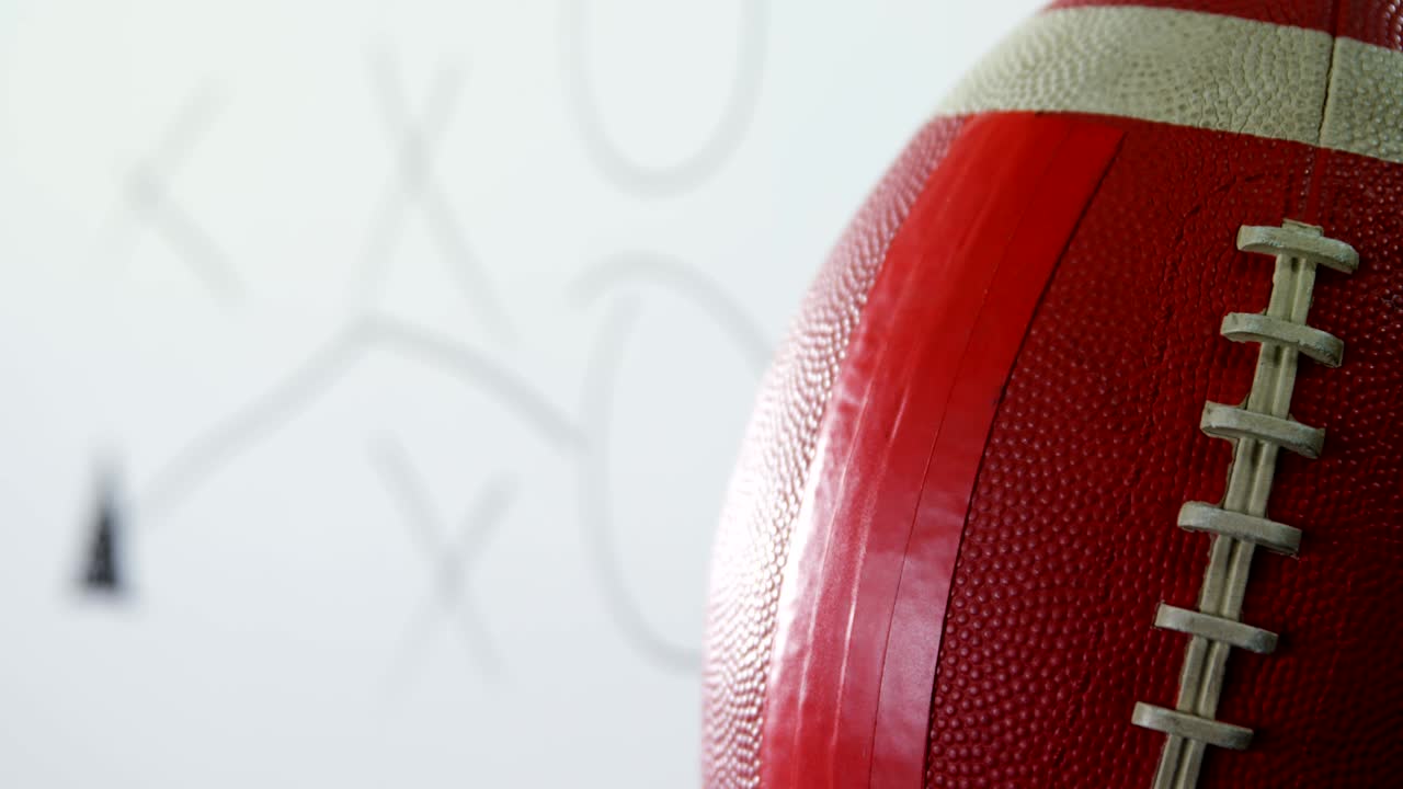 pelota de rugby contra el papel de estrategia 4k