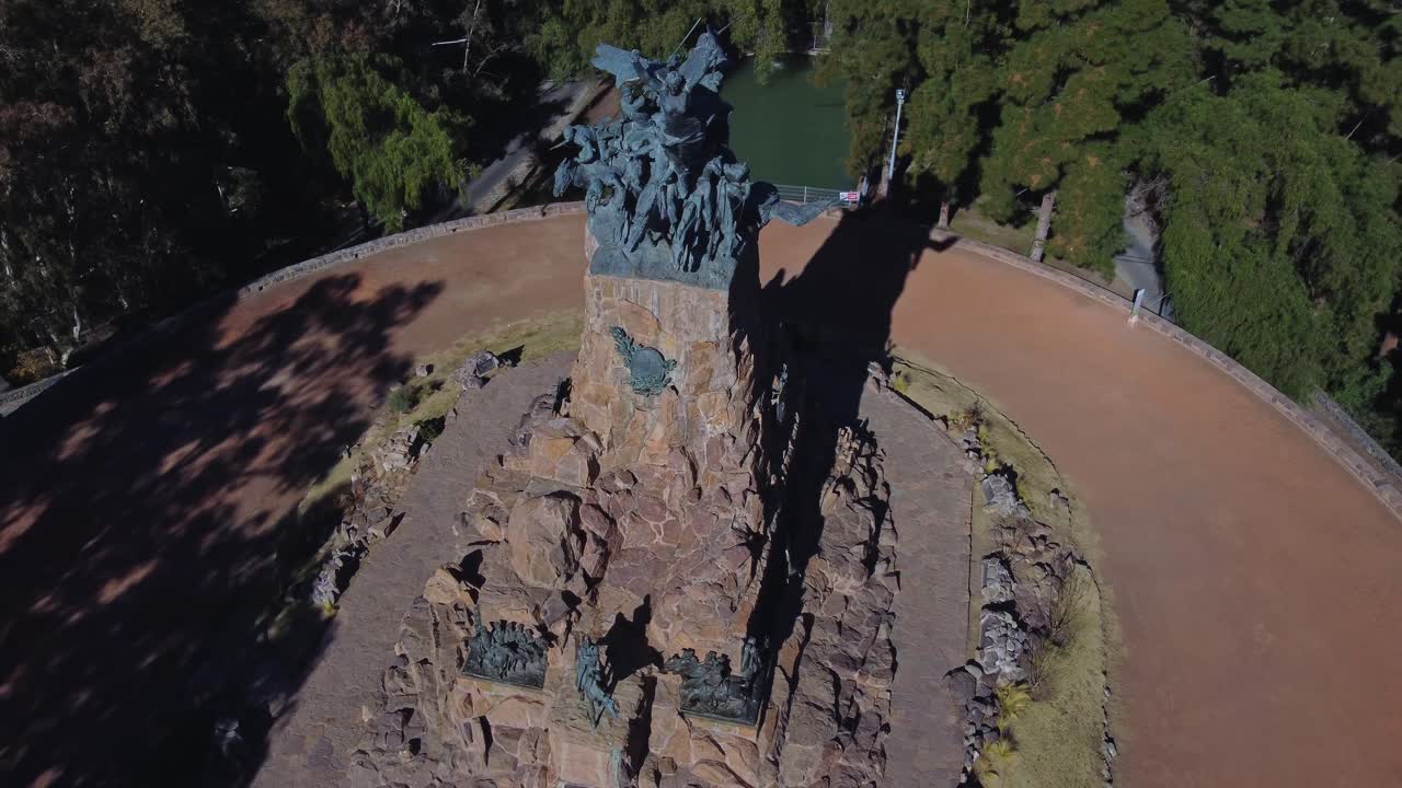Vista Aérea Orbitando um Grande Monumento Histórico em um Parque