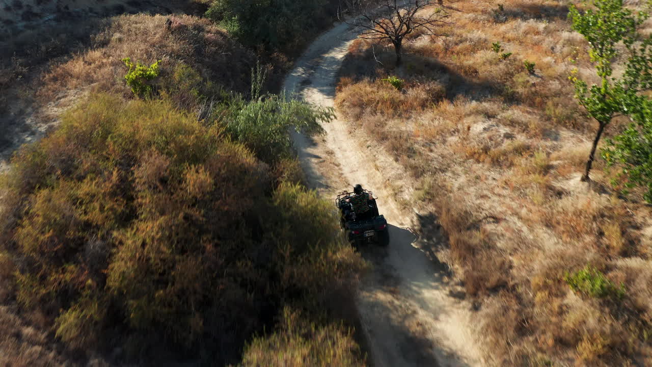터키 카파도이카 트레일을 따라 쿼드 바이크를 타는 젊은 여성