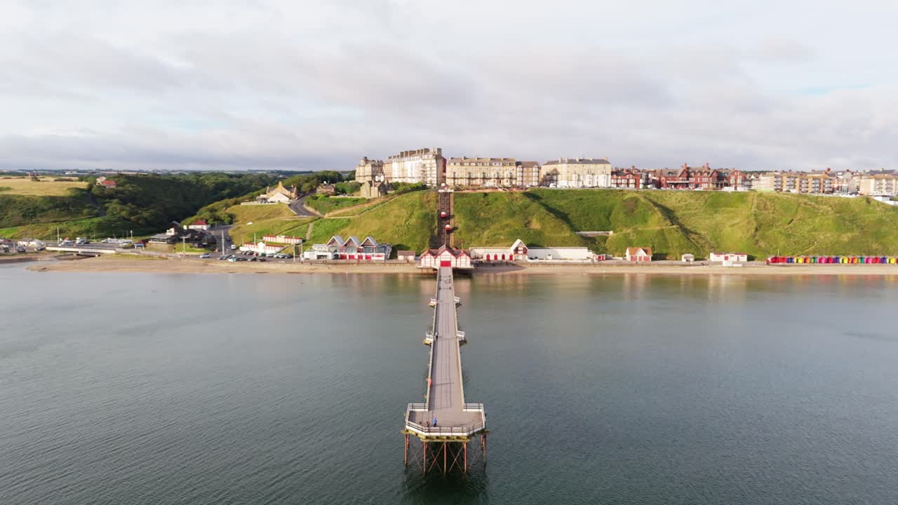 vista aérea de drones de saltburn-by-the-sea, el muelle de saltburn y el océano en cleveland, north yorkshire en verano, temprano en la mañana