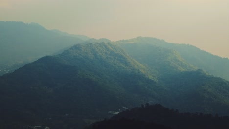 안개가 가득한 산맥