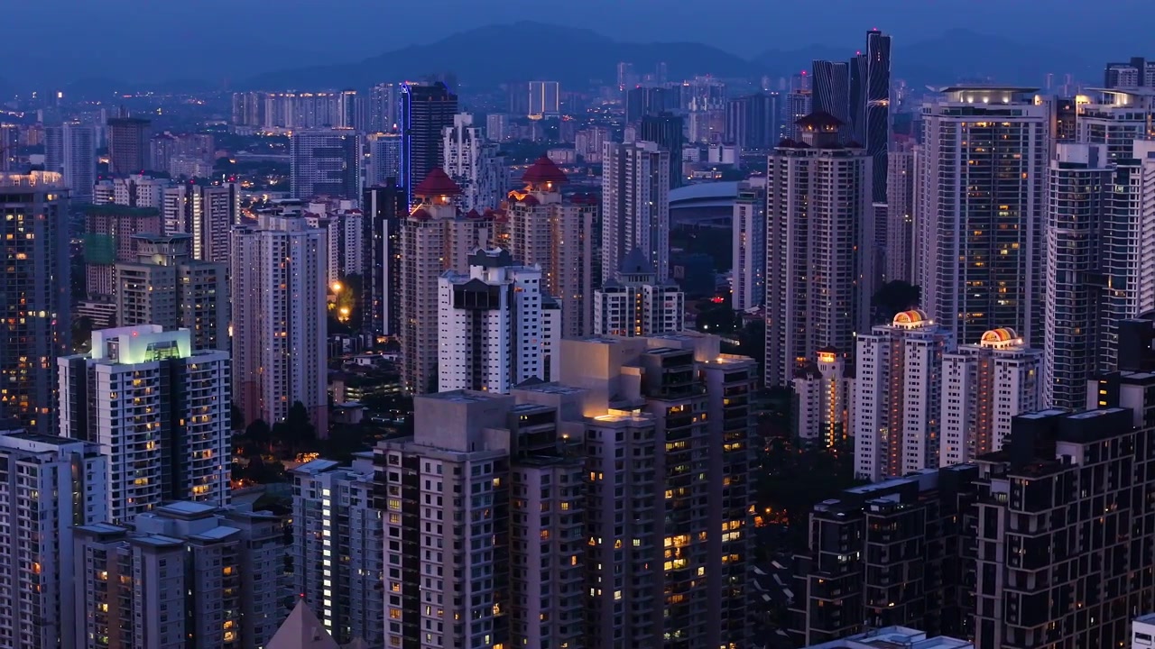 Horizonte de Mont Kiara à noite em Kuala Lumpur, Malásia. - Tomada aérea