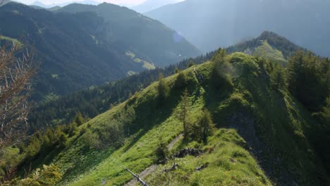 ciclista de montaña recorre un sendero alpino expuesto