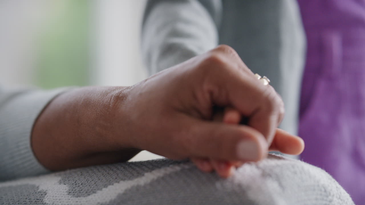 niña pequeña tomándose de la mano con la abuela niño mostrando compasión por la abuela disfrutando del amor de la nieta concepto de apoyo familiar personas irreconocibles 4k