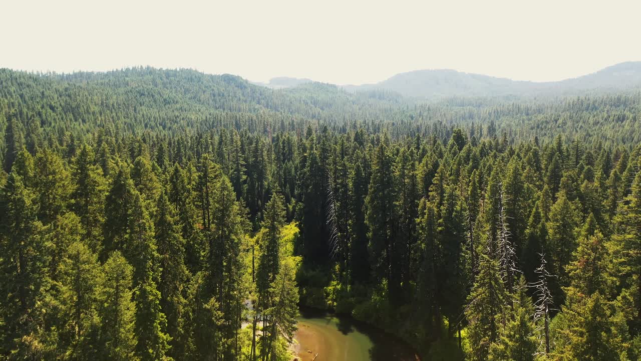 Veduta aerea dell'Alto fiume Rogue nell'Oregon meridionale