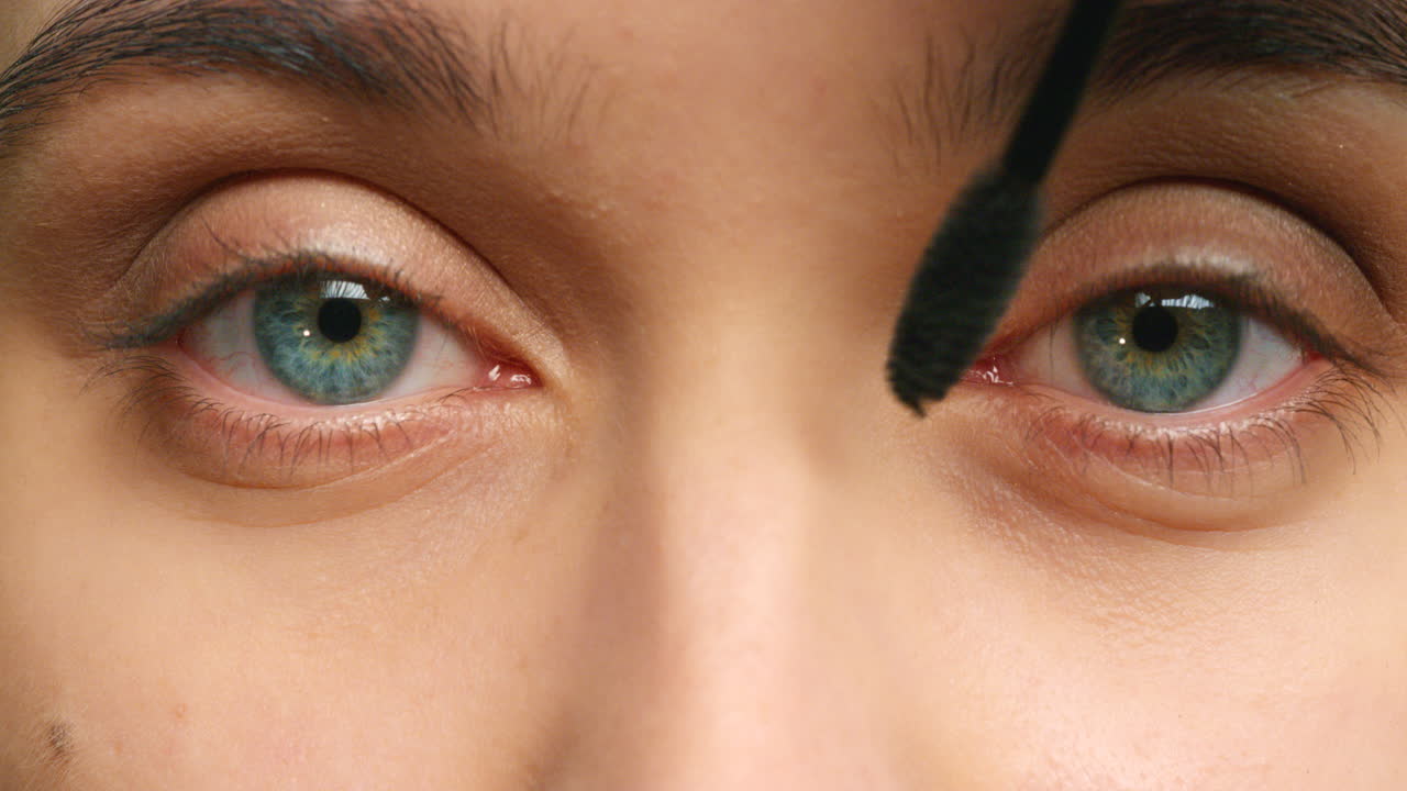 mascara, cosméticos para los ojos y maquillaje para rizar las pestañas