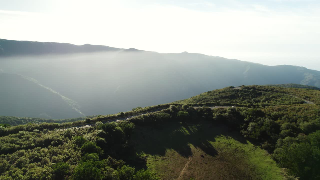 해가 지는 마데라 산맥의 숨길 만한 경치 좋은 도로의 4k 항공 영상
