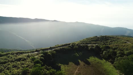 Imágenes-Aéreas-De-4k-De-Una-Impresionante-Carretera-Panorámica-En-Las-Montañas-De-Madeira-Al-Atardecer