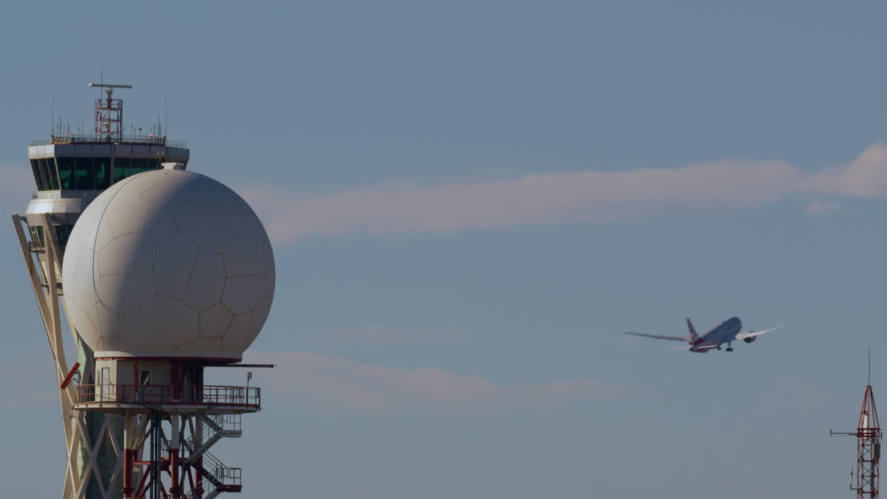 avión despegando cerca de la torre de control de tráfico aéreo