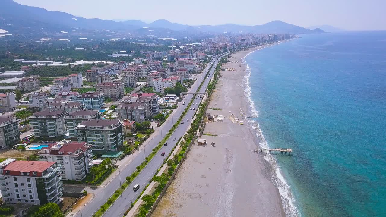 paisaje urbano costero con hoteles y playa