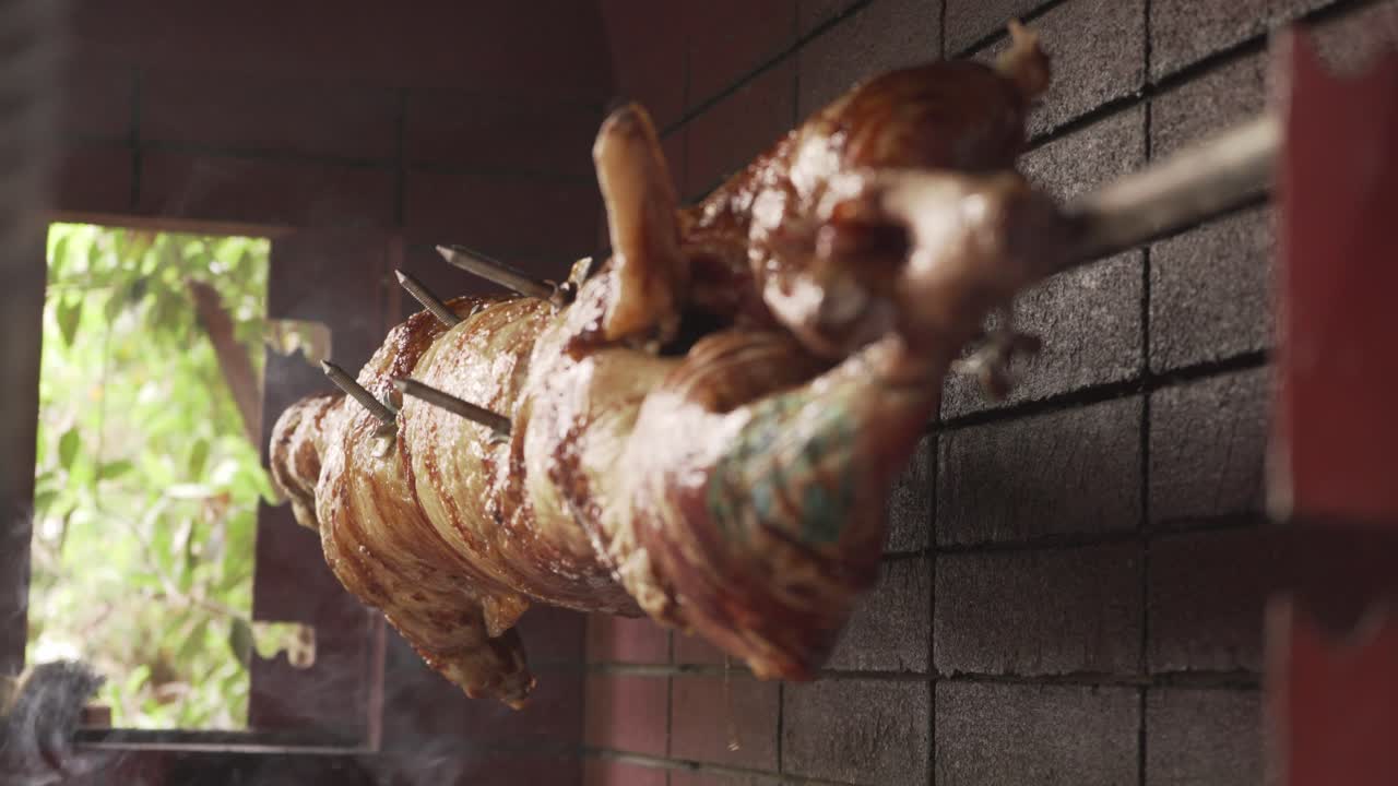 그리스 의 부활절 전통 축제 를 위해 나무 석탄 을 돌리는 양 의 침 의 정적 한 측면 시야, 포커스 랙 4k