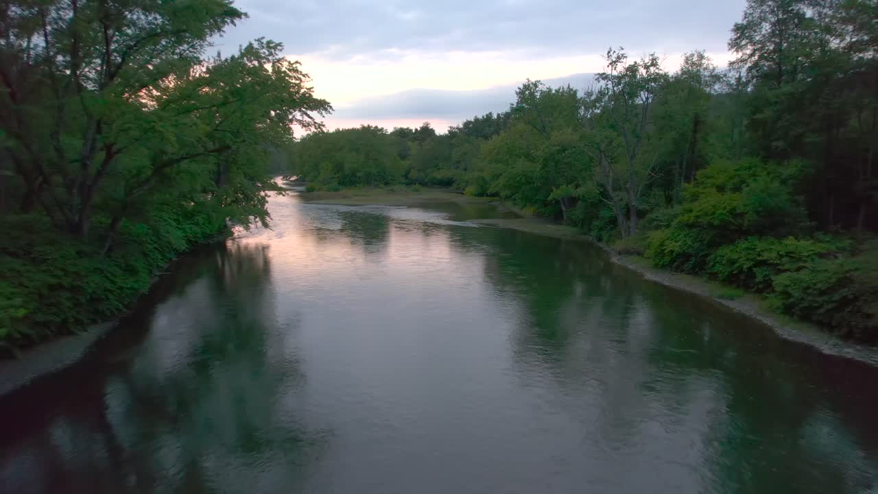 drone aéreo en la noche del río susquehanna en pensilvania