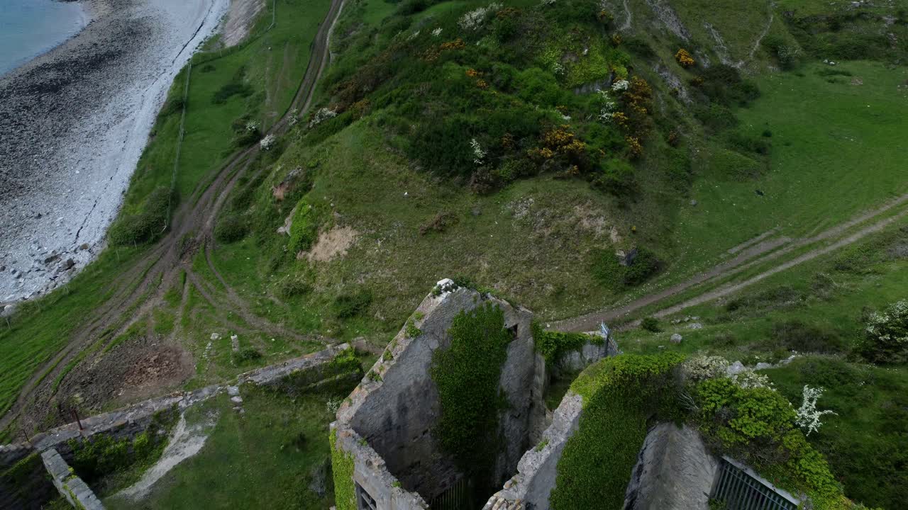 버려진 자란 아이비는 황량한 시골 역사적 웨일스 해안 벽돌 공장 조감도 지붕 위로 뒤로 당겨