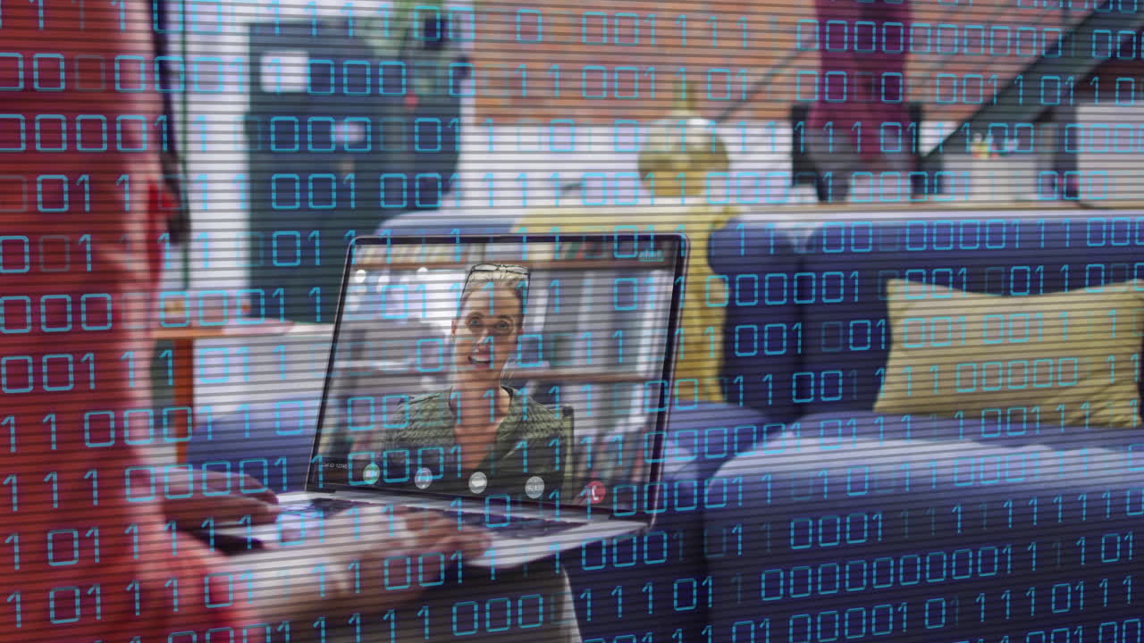 animación de procesamiento de datos de codificación binaria sobre mujer de negocios caucásica en llamada de video portátil