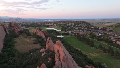 vista de pájaro del asentamiento de punta de flecha y el campo de golf sobre una enorme formación rocosa