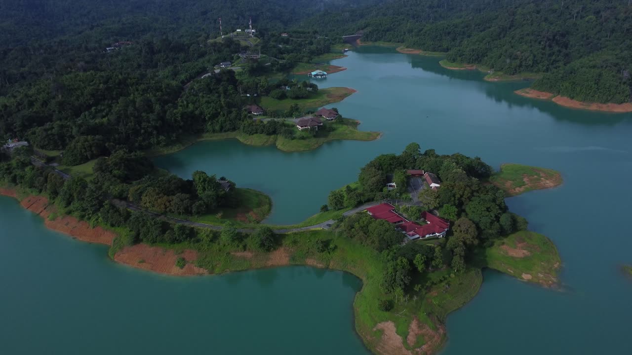 edificios aislados en una gran zona forestal rodeada de agua