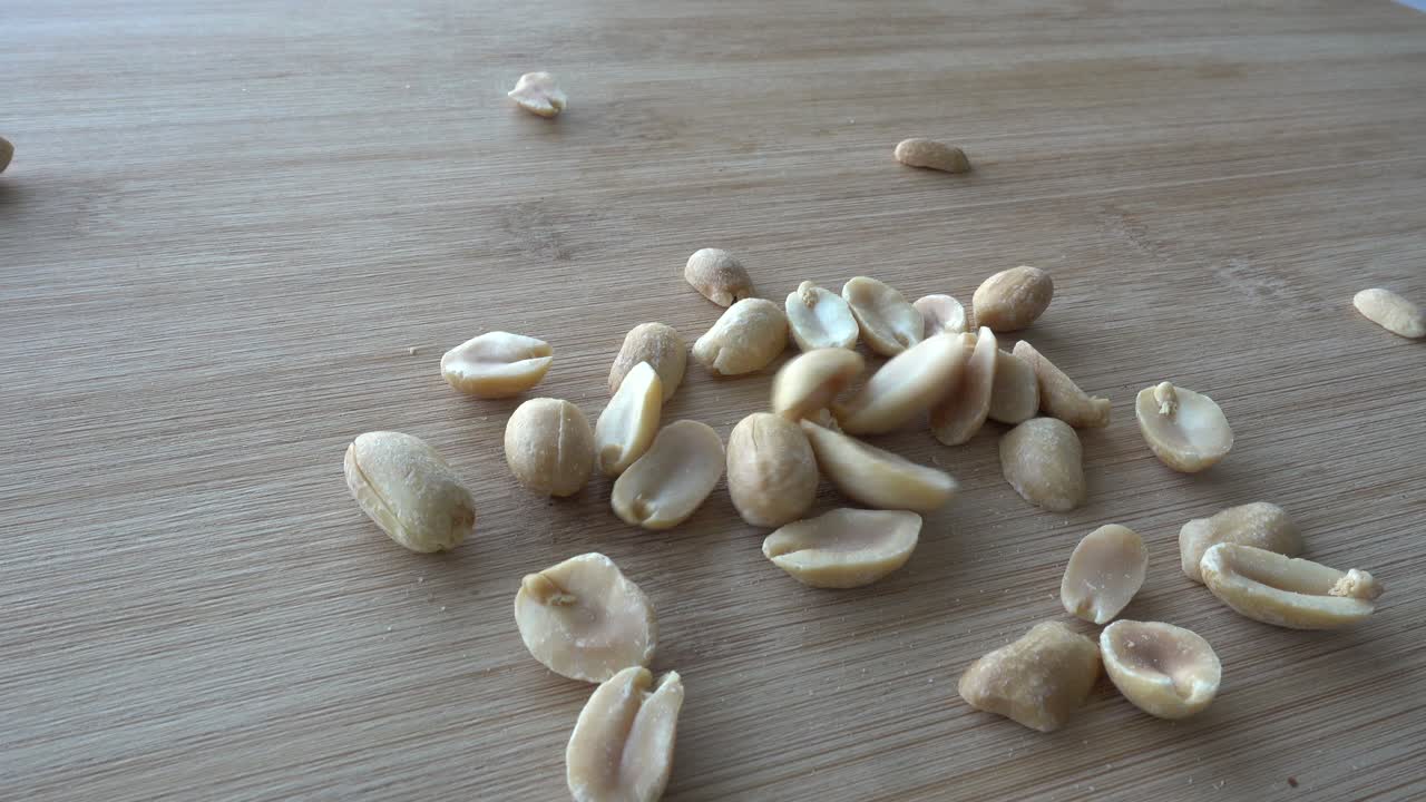 소금 된 땅콩이 가까이 떨어집니다.