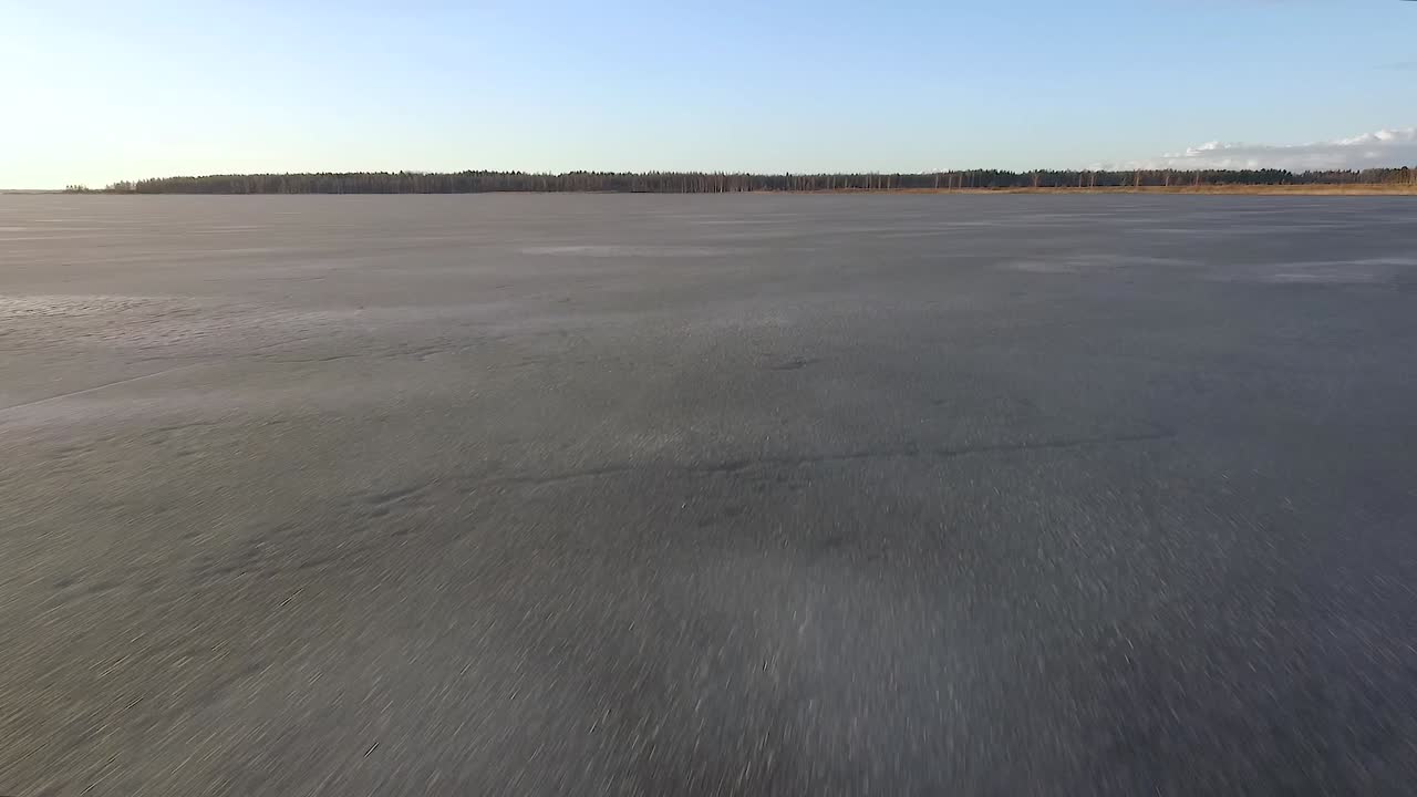 lago tranquilo burtnieks con poco hielo y alto nivel de agua en vista aérea de primavera
