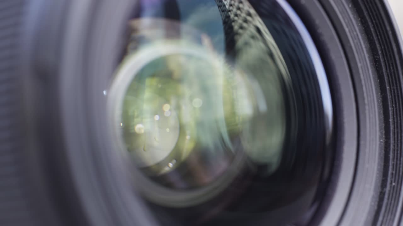 디지털 카메라 및 미러리스 시스템에 대한 새로운 텔레포토 렌즈의 클로즈업.