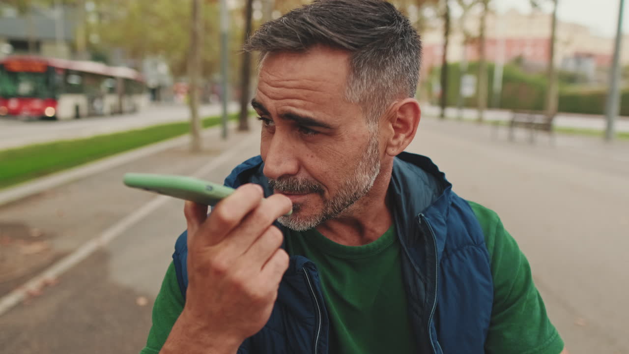 Hombre usando el teléfono en la calle