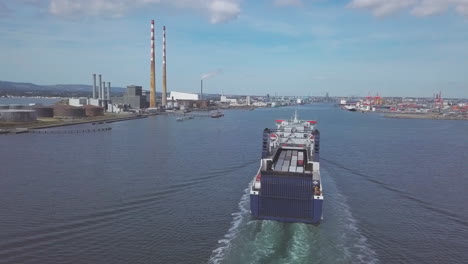 Vista-Aérea-En-4k-De-Un-Barco-De-Pasajeros-Que-Llega-Al-Muelle-En-La-Bahía-De-Dublín