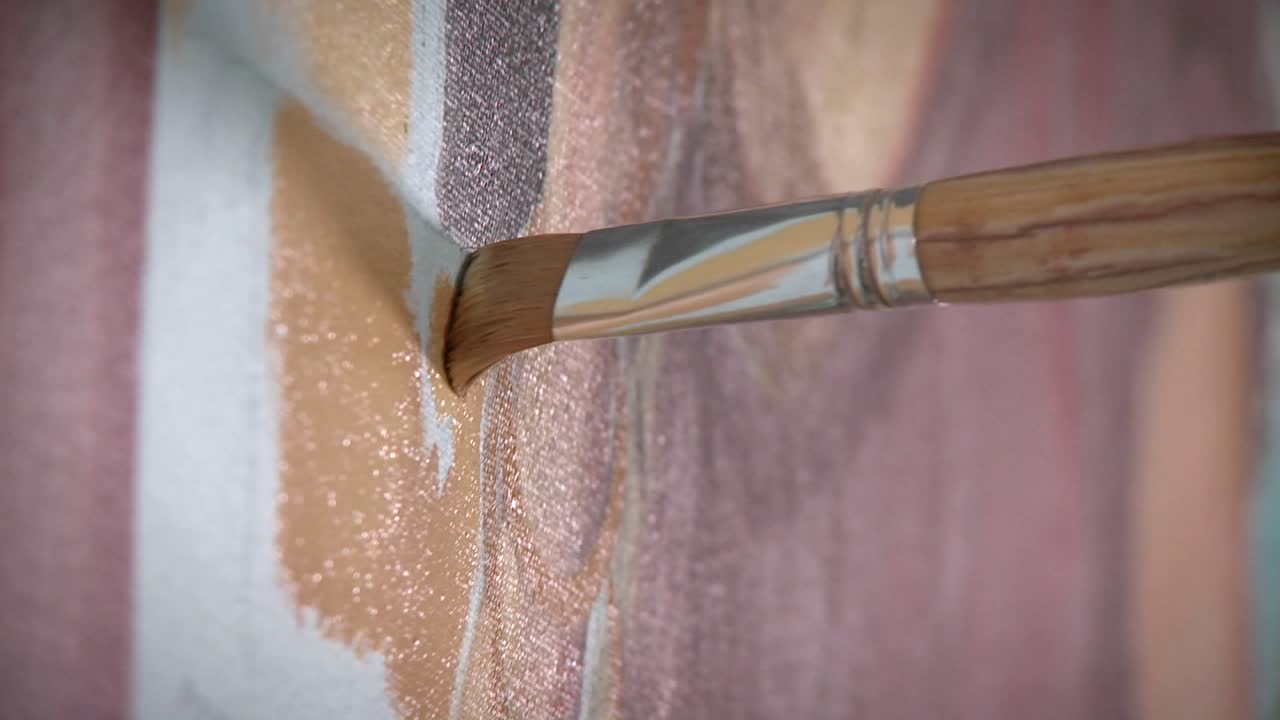 un artista trabaja en una pintura en su caballete