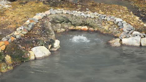 Boling-Agua-Caliente-De-Manantial-Natural-En-Una-Piscina-Volcánica-En-Los-Géiseres-De-Furnas,-Isla-De-San-Miguel,-Azores,-Portugal