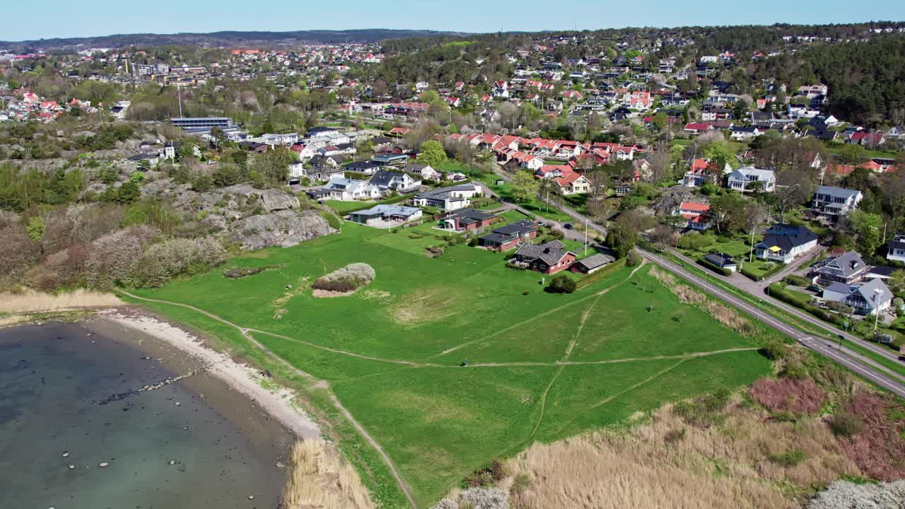 Merenrantainen asuinalue Hovasin esikaupungin lähellä Askimissa, Göteborgin eteläpuolella, Ruotsissa. Ilmakuva dronella.