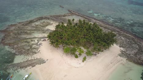 Pedestal-De-Toma-Aérea-Hacia-Arriba,-Panorámico-Hacia-Abajo-Y-Hacia-La-Izquierda-En-La-Hermosa-Isla-De-Guyam,-Siargao,-Filipinas