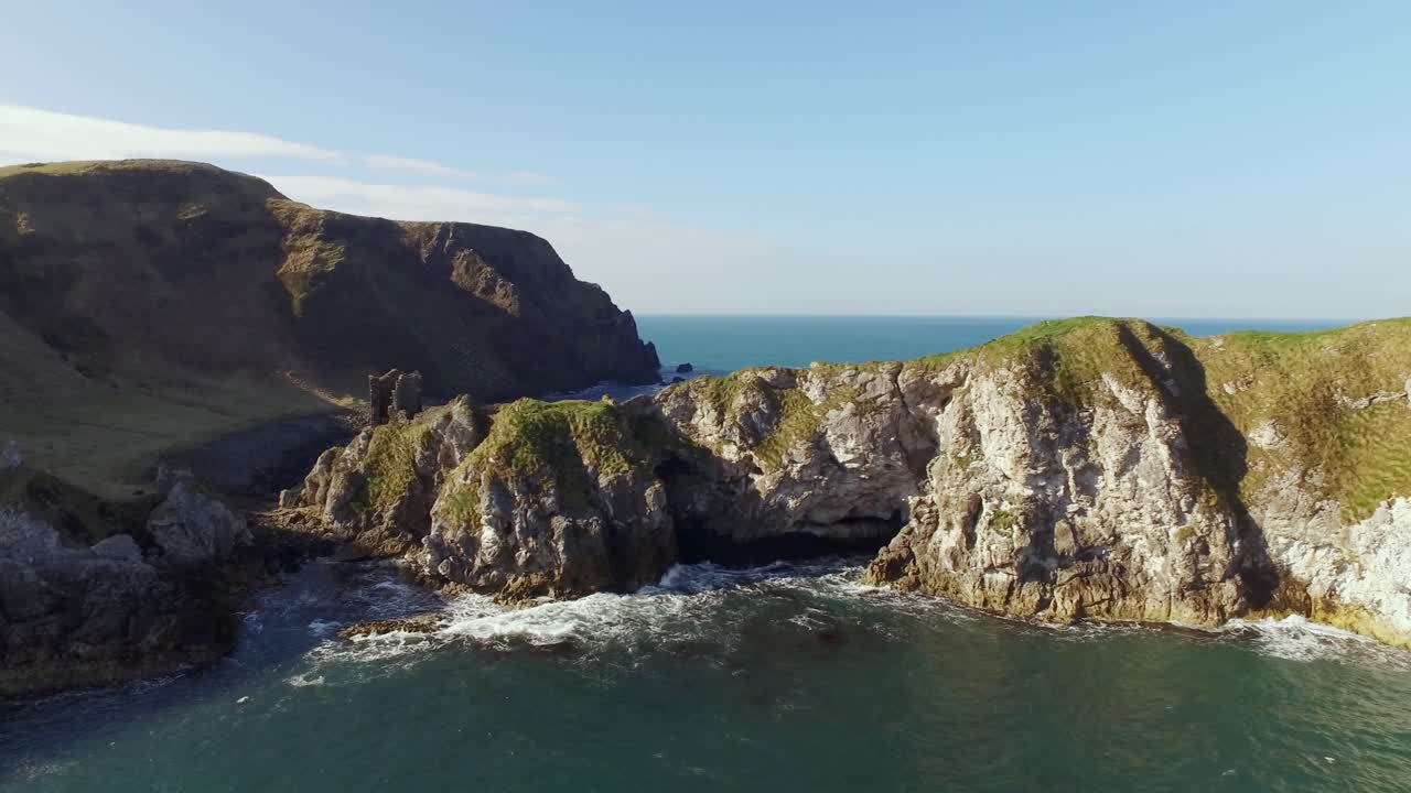 cabeza de kinbane en la ruta costera de causeway, irlanda del norte