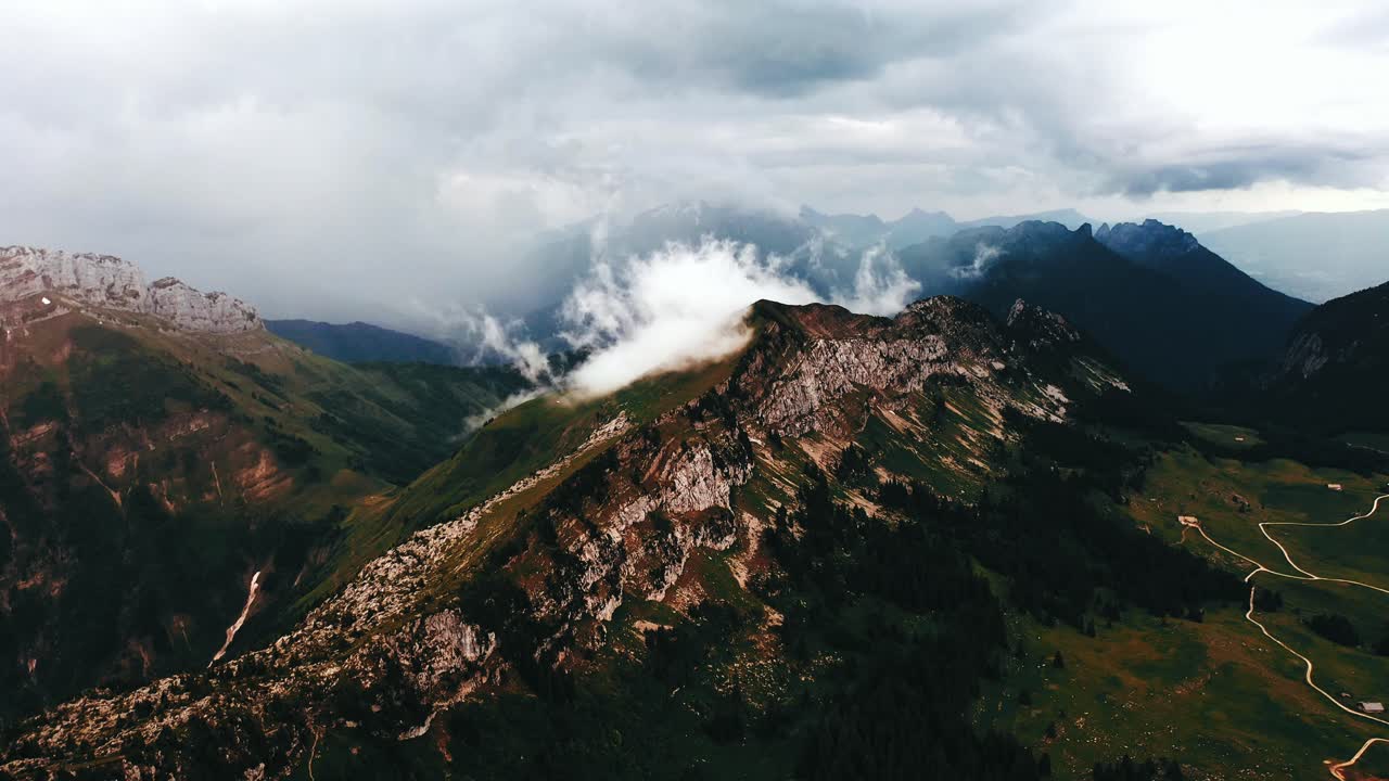 nubes de tormenta rodando sobre un acantilado rocoso en los alpes franceses