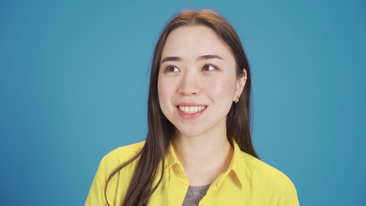 긍정적이고 귀여운 아시아 젊은 여성 사려 깊고, 좋은 아이디어를 생각하고, 꿈을 꾸고 있습니다.