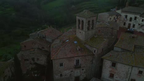 Tuscan-Skies:-Sunset-Flight-over-Anghiari-in-the-Province-of-Arezzo,-Italy