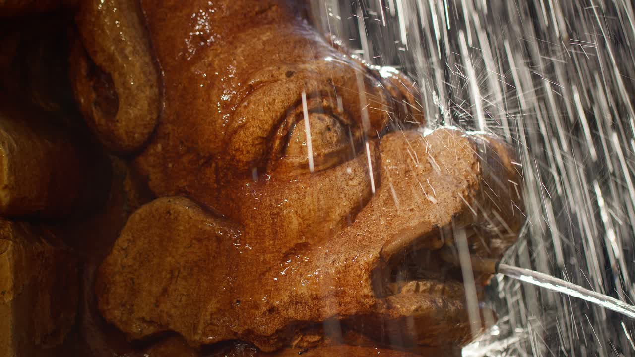 카타니아의 빈초 벨리니 광장 (piazza vincenzo bellini) 에서 물을 뿌리는 분수