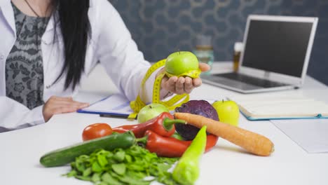 el consumo de fruta para una vida saludable. el dietista estira la fruta.