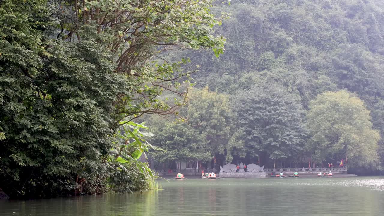 lago de montaña pintoresco con turistas en barcos