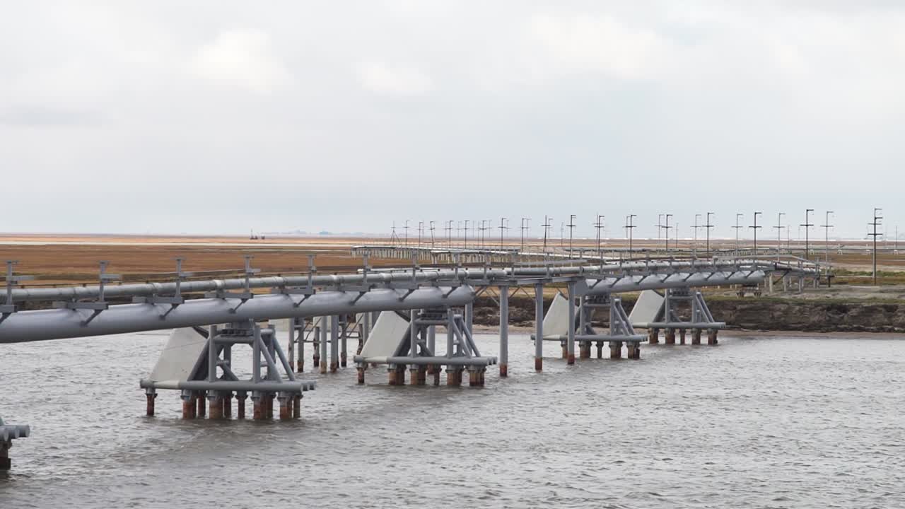 puente de oleoducto sobre un río