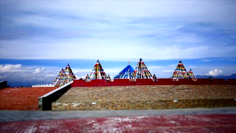 Tiro-De-Lapso-De-Tiempo-De-Banderas-Tibetanas,-Pagodas,-Templos---Estructuras-Religiosas