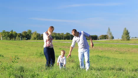 Dreiköpfige-Familie-Im-Freien