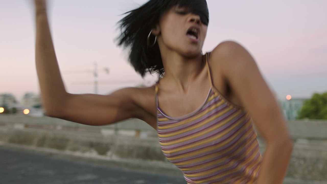 retrato de un confiado bailarín de hip hop bailando