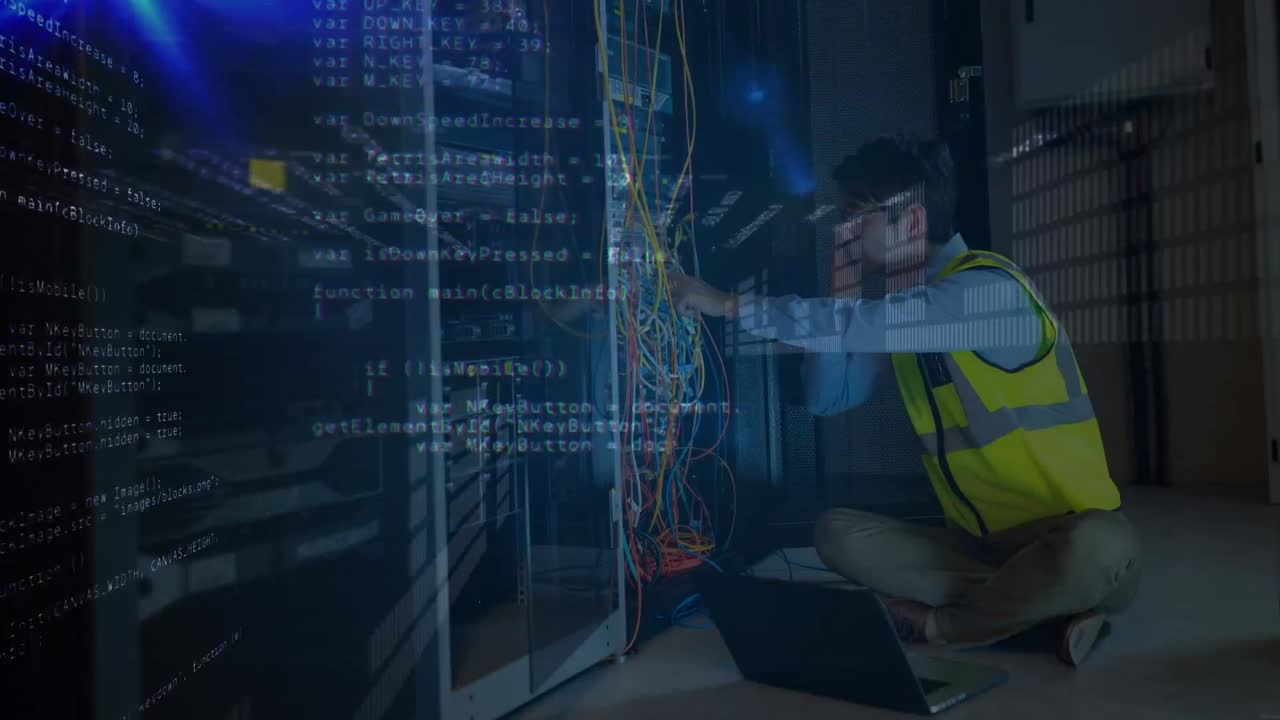 Animation der Datenverarbeitung über einem kaukasischen männlichen Mitarbeiter, der einen Serverraum inspiziert