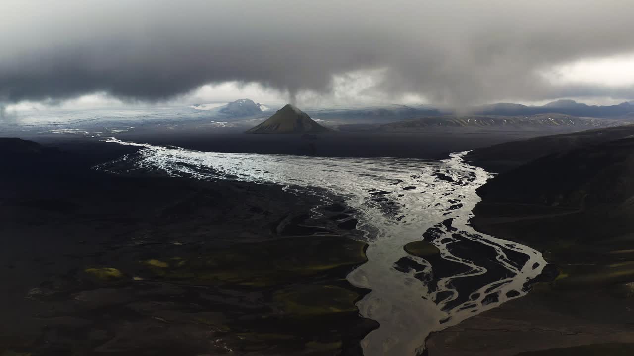 nubes oscuras sobre el volcán maelifell y el río malifellssandur en el sur de islandia