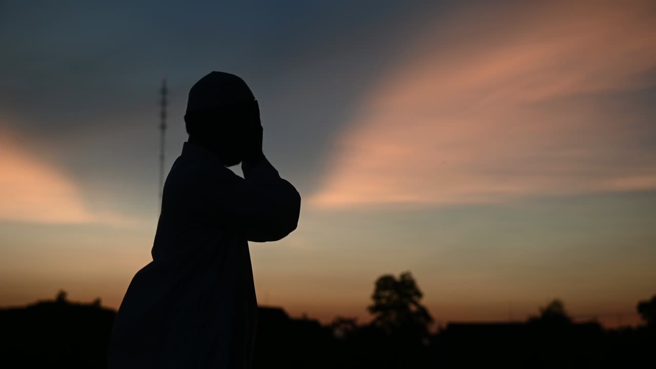 silueta joven musulmán asiático