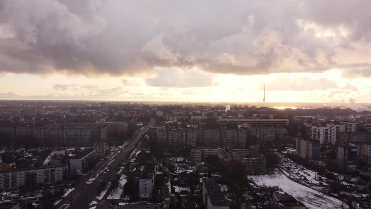 живописный самолет на закате, пролетающий над зданиями в стиле советского времени, латвия