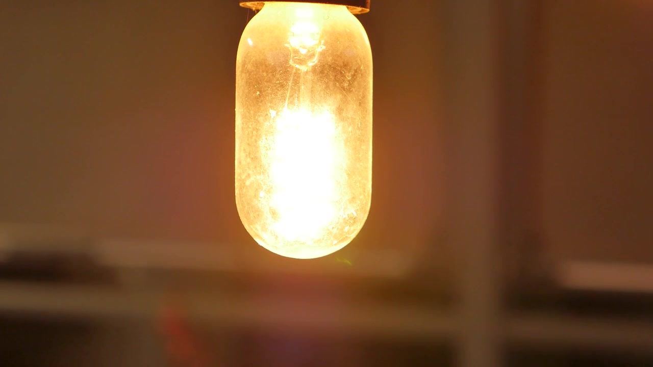 Lampadina dorata luminosa al buio.
