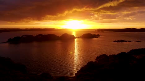 Puesta-De-Sol-Sobre-La-Isla-De-Poroporo-En-La-Bahía-De-Islas,-Nueva-Zelanda---Toma-Aérea