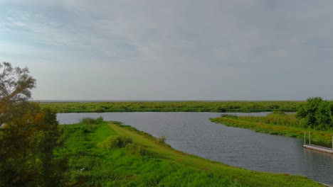 Luftaufnahme-Des-Okeechobee-Sees,-Der-An-Einem-Baum-Vorbei-Und-über-Wasser-Verläuft