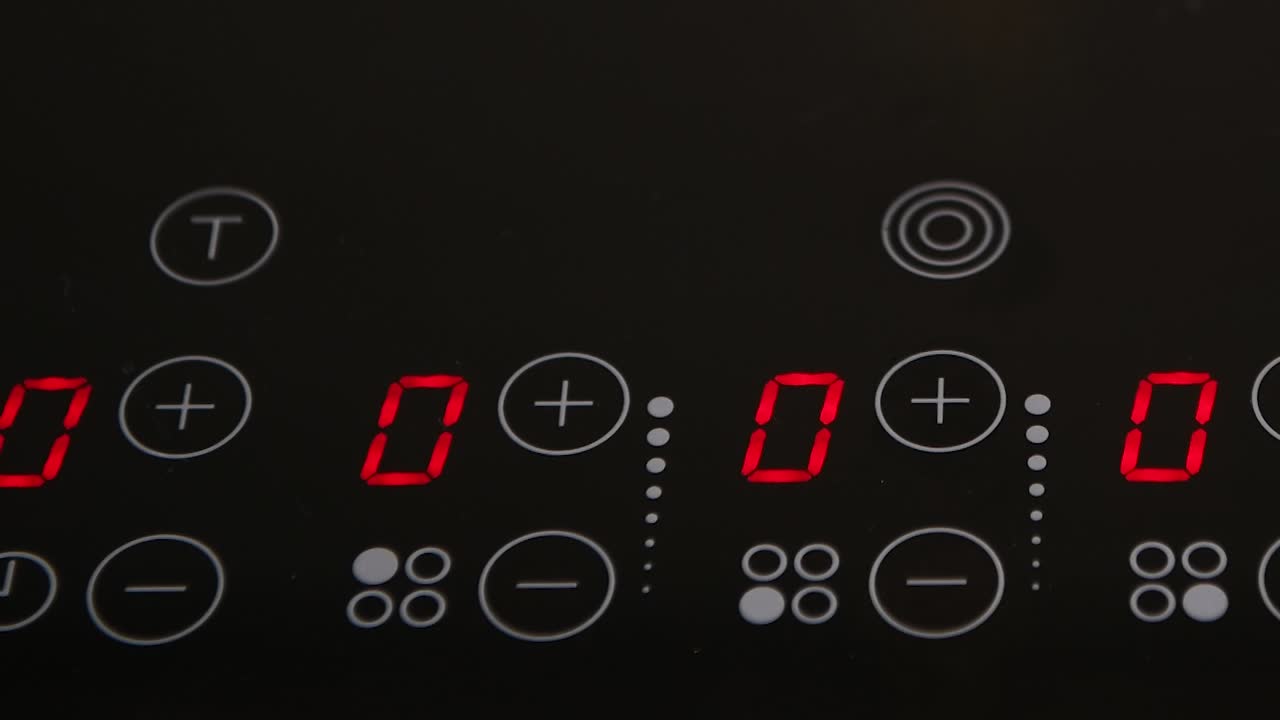 cierre del panel de control de la estufa eléctrica, indicadores led iluminados en rojo en la superficie negra, electrodomésticos, estufa de cocina, sartén lenta de derecha a izquierda, cambio de visualización de secuencia intermedia, botones de presión con los dedos