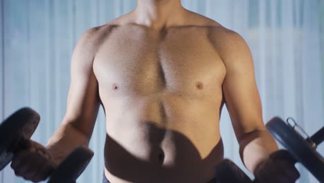 un cuerpo masculino atlético y en forma.