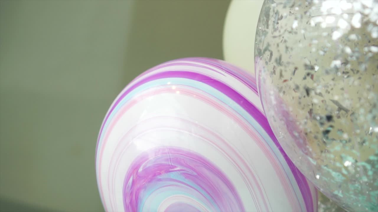 dolly disparó globos de colores en la fiesta. color pastel. concepto festivo y de cumpleaños